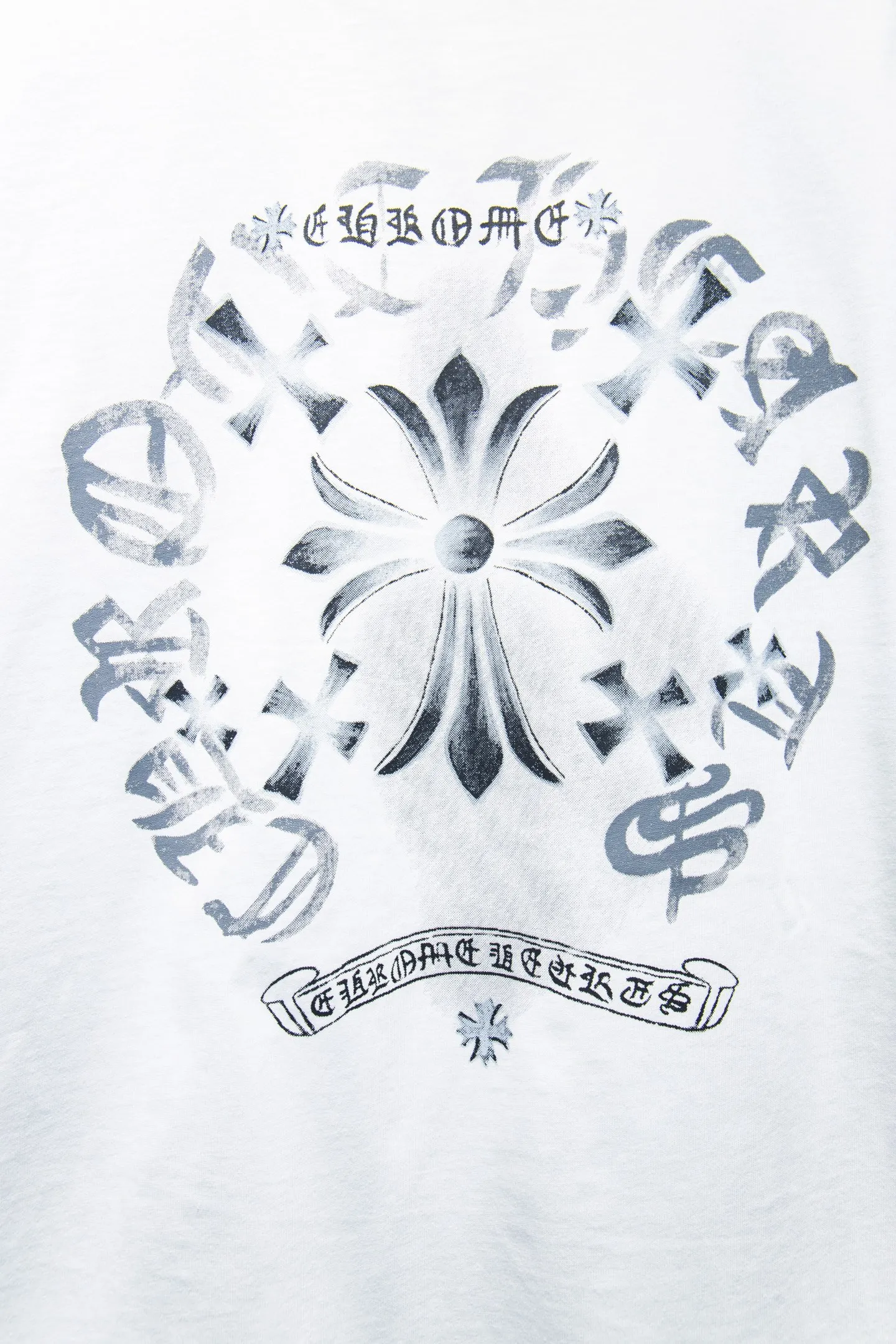 🅿️180 Style No.: 7058# Chrome hearts• 25ss ⚠YB custom-woven and custom-dyed fabric, color, printing, version, accessories. The fabric is woven by imported machines. The uniqueness of the cloth texture creates a perfect ready-made effect. The fabric is made of 260-gram clean cloth with 320-gram 1*1 rib. 4-color environmentally friendly custom-dyed fabric, and the threads are in the same cylinder without color difference.  Gradient graffiti on garments, hand-made graffiti technology on garments, the details of the collar, pockets, cuffs, and front and rear threads are clearly visible. The printing uses Japanese BROTHER white ink digital direct-injection garment printing. This model is a global limited edition. In order to present a product like a work of art, after a long period of repeated determination of details, a very high-standard garment is presented. The front chest is made of direct-injection printing environmentally friendly glue material, using a mechanized printing process. Mechanical printing has high precision, the positioning accuracy can reach ±0.02mm, and the quality is stable.   The body is treated with graffiti elements, which greatly increases the interest of the clothing; it has a unique visual effect. The special washing effect creates a unique aged effect.  Croix Heart Short Sleeve must be the first short-sleeved piece in spring and summer that blurs the boundaries of unisex style. It has a classic dropped shoulder oversize version and a loose and casual upper body.  Color: Black White Size: S M L XL